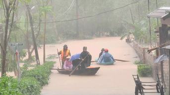 Mưa lớn, nhiều nhà dân ở hạ du hồ Kẻ Gỗ ngập sâu