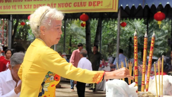 មនុស្ស​ជា​ច្រើន​បាន​ចូល​រួម​ក្នុង​ពិធី​រំលឹក​វិញ្ញាណក្ខន្ធ​វីរៈ​ជន​ជាតិ​ Nguyen Trung Truc នៅ Xom Nghe។