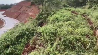 Quốc lộ 24 lên Khu du lịch Măng Đen nứt taluy kéo dài