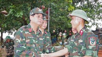 Lãnh đạo Bộ Chỉ huy Quân sự thành phố Đà Nẵng động viên cán bộ, chiến sĩ khắc phục hậu quả mưa lũ