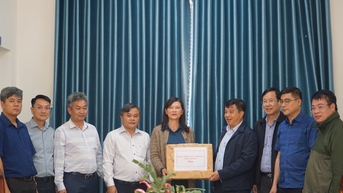 Bí thư Tỉnh ủy Lâm Đồng Y Thanh Hà Niê Kđăm thăm, kiểm tra trường mẫu giáo ở Hiệp Thạnh