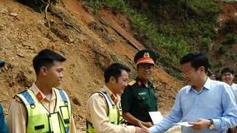 Phó Bí thư Tỉnh ủy Lâm Đồng Lưu Văn Trung kiểm tra, động viên lực lượng ứng trực tại khu vực sạt trượt Đèo D’Ran