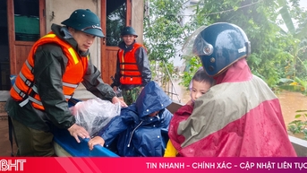 "Gõ" cửa từng nhà, sơ tán người dân vùng ngập lụt tới nơi an toàn