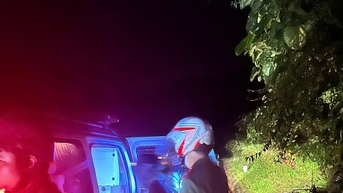 Công an xã Avương kịp thời hỗ trợ chuyển bệnh nhi đi cấp cứu trong đêm mưa lũ