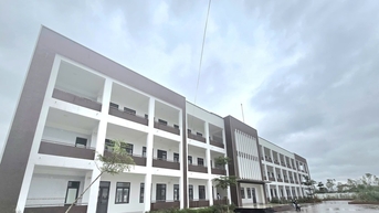 Ngôi trường xây hàng chục tỷ đồng xong bỏ không?