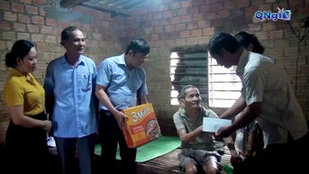 Thăm hỏi, tặng quà hộ dân bị thiệt hại nặng