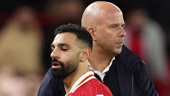 Liverpool chơi vơi giữa dòng nước lũ: Giải cứu Arne Slot