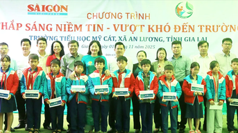 Báo SGGP tặng học bổng, công trình, áo ấm cho học sinh miền biển Gia Lai