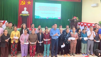 Sẻ chia với những khó khăn, mất mát của người dân vùng lũ