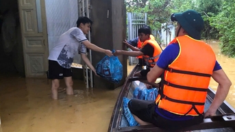 Cùng bà con vùng rốn lũ