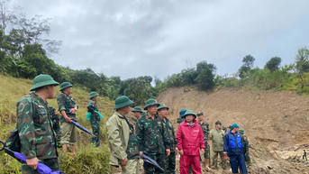 Quảng Ngãi: Hơn 200 cán bộ, chiến sĩ giúp dân khắc phục sạt lở đất