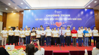 Hiến tiểu cầu, chạy xe không đồng và nấu ăn cho bệnh nhi mắc bệnh máu