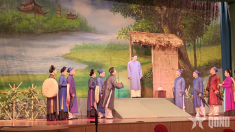 Khán giả ngồi kín lối đi xem nghệ sĩ Quân đội diễn chèo