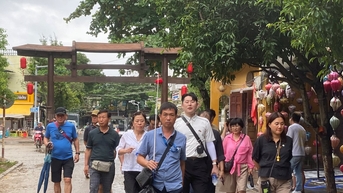 Phố cổ Hội An đón nhiều đoàn khách nước ngoài tham quan sau lũ