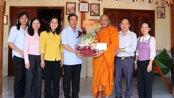 Bí thư Đảng ủy xã An Châu thăm, tặng quà chùa Chăs-Sđao