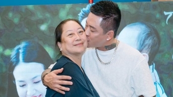 Ca sĩ Tuấn Hưng hủy 2 show diễn ở châu Âu, bay về khẩn cấp vì mẹ bệnh nặng