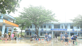 Trung đoàn 351 (Vùng 3 Hải quân): Bộ đội dọn sân chơi, lau bàn ghế, sửa thiết bị giúp các trường