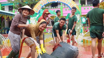 Bộ đội 'tiếp sức' trường mầm non vùng rốn lũ Đà Nẵng dọn bùn đón trẻ trở lại