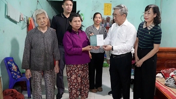 Trao tặng sổ tiết kiệm cho hộ có hoàn cảnh đặc biệt khó khăn