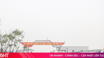 Hàng trăm xế hộp tất tả "chạy lũ" ở hạ lưu hồ Kẻ Gỗ