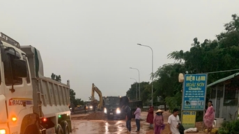 Cát tràn qua Quốc lộ 1A, giao thông bị gián đoạn