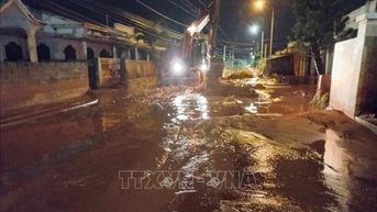 Mưa lớn làm cát tràn xuống Quốc lộ 1A qua Lâm Đồng, giao thông tạm thời gián đoạn