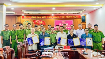 Công an Cà Mau hỗ trợ xây dựng 5 căn nhà tình nghĩa cho hội viên Cựu CAND