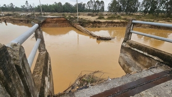 Sập mố cầu Bà Ngân, giao thông qua quốc lộ 14H bị chia cắt