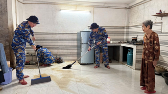 Lữ đoàn 680 (Vùng 3 Hải quân) chung tay giúp nhân dân Đà Nẵng dọn lũ