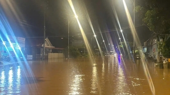 Quốc lộ 20 qua xã Hiệp Thạnh, Lâm Đồng ngập sâu, phương tiện tạm dừng lưu thông