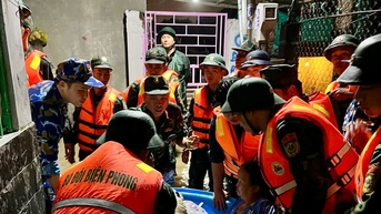 Đồn Biên phòng Hòa Thắng sơ tán khẩn cấp người dân khỏi vùng ngập lụt