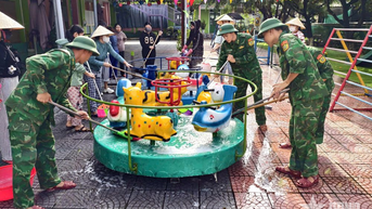 Bộ đội Biên phòng TP Huế giúp dân sau lũ