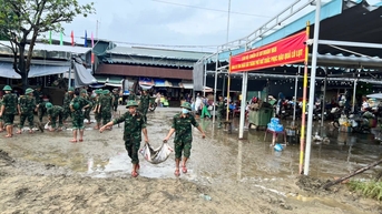 Chợ Đông Ba thu gom gần 200 tấn rác, khẩn trương khôi phục sau lũ