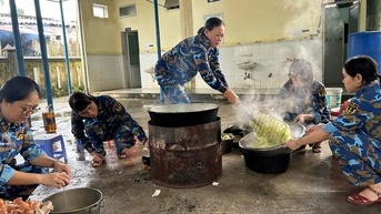 Ba ngôi trường ở Đà Nẵng sáng còn bê bết bùn, tối đã sạch trơn khiến người dân vùng lũ bất ngờ