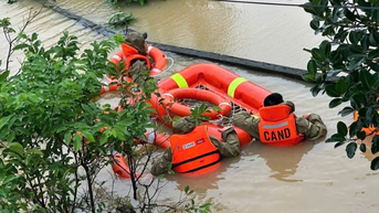 Chiến sỹ công an thành phố Đà Nẵng sát cánh cùng nhân dân nơi đầu cơn lũ dữ