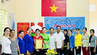 Hội LHPN phường Ô Môn ra mắt mô hình đan dây nhựa