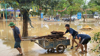 Cùng giúp người dân ổn định cuộc sống sau bão lũ