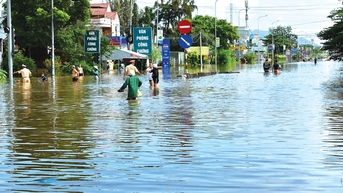 Sát cánh cùng dân trong vùng lũ