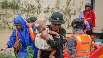 Cùng dân vượt lũ