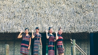 Người Pa Kô dưới bóng nhà dài