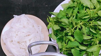 Lẩu gà lá é cho ngày mưa lạnh