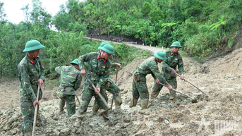 Sư đoàn 10 (Quân đoàn 34) giúp nhân dân khắc phục sạt lở