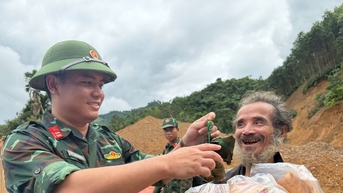 Bộ đội vượt rừng tiếp tế vùng bị cô lập ở Trà Tân