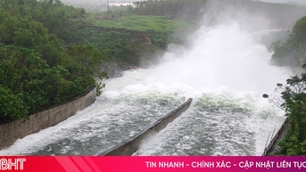 Hồ Kẻ Gỗ tiếp tục giảm lưu lượng xả tràn còn 300 m3/giây