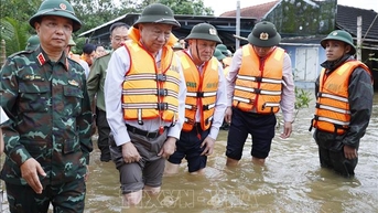 Tổng Bí thư thăm người dân bị ảnh hưởng do mưa, lũ tại thành phố Huế