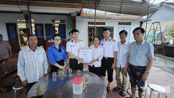 Trung đoàn 351 (Vùng 3 Hải quân) sẻ chia khó khăn cùng nhân dân vùng lũ TP Huế