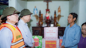 Tổng Bí thư Tô Lâm ân cần thăm hỏi, động viên bà con vùng lũ ở Huế