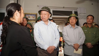 Tổng Bí thư Tô Lâm thăm, động viên người dân vùng lũ ở Huế