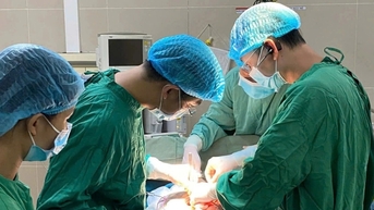 4 giờ phẫu thuật cắt 6 bộ phận trong bụng rồi nối lại cho bệnh nhân 62 tuổi