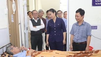 Phó Chủ tịch UBND thành phố Nguyễn Thị Anh Thi kiểm tra công tác khắc phục sau mưa lũ tại các cơ sở y tế